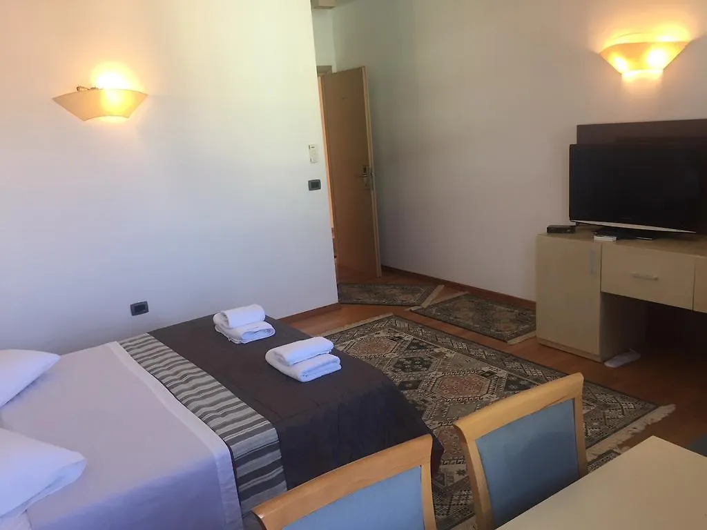 Bermon Hotel 티라나