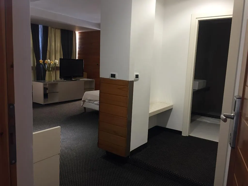 Bermon Hotel 티라나