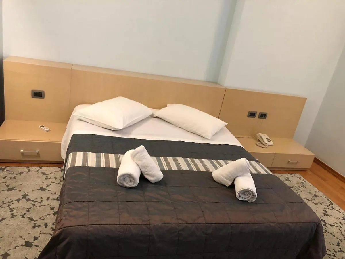 Bermon Hotel 티라나